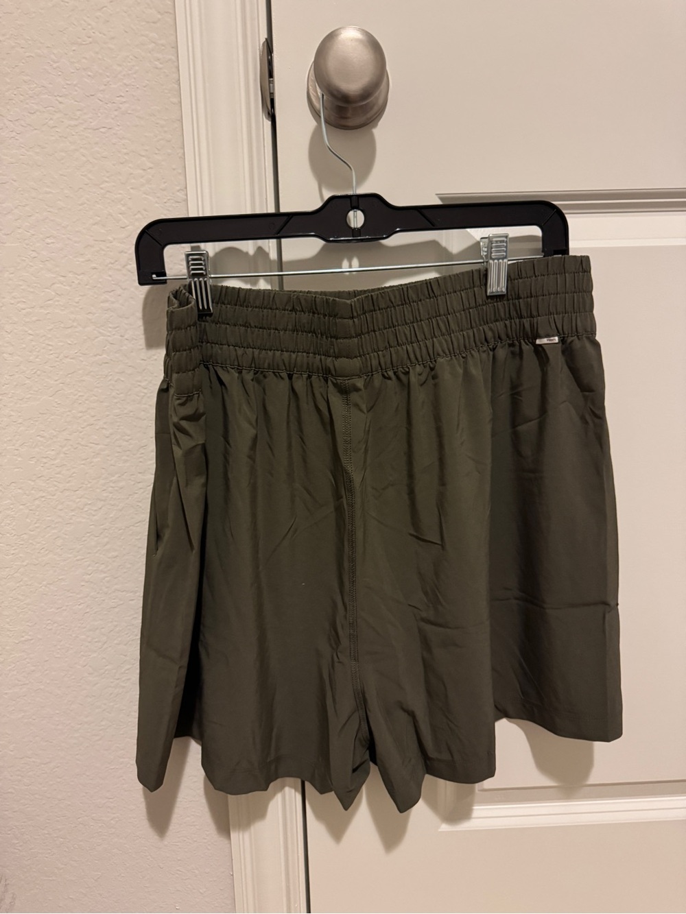 Vuori Villa shorts green color size XXL